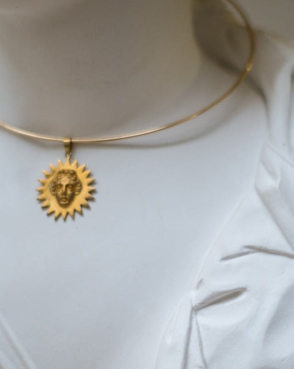 Naszyjnik w kształcie słońca